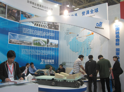 客户参观东华展台